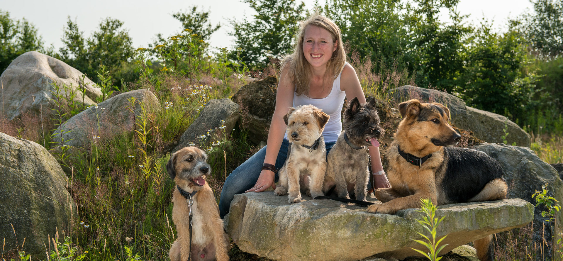 Mia Müller mit Hunden auf Steinen